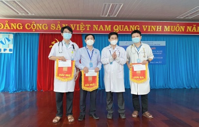 Trao thưởng cho hội thi Cờ tướng và hội thi “Thay đổi phong cách, thái độ phục vụ hướng đến sự hài lòng của người bệnh”